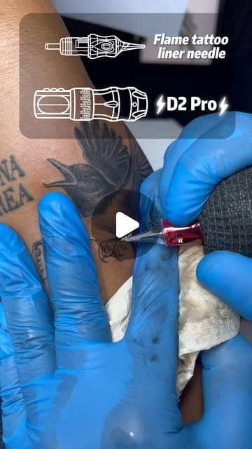 Professional tattoo artist working with the Audersigt D2 Pro pen and Flame cartridges.